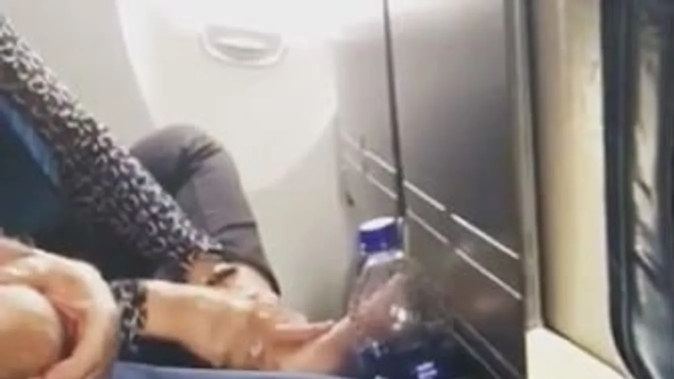 Elképesztő, egyesek mit meg nem engednek maguknak a repülőn - videó