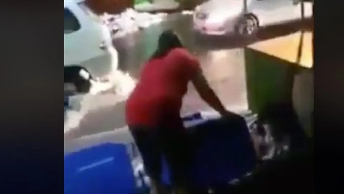 Jó lesz ez így!? Hömpölygő árvízben mosta ki a kukát a nő