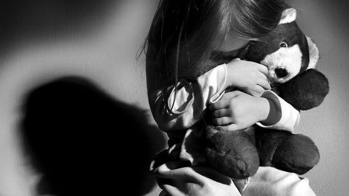 Pornót nézetett kislányával és közben szörnyű dolgokat tett vele a tiszabői férfi - 18+