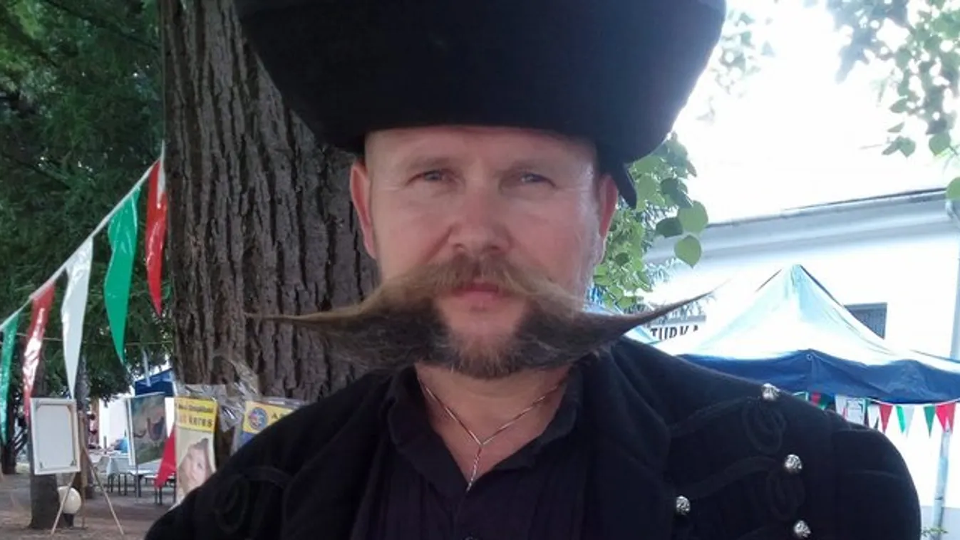 Betyáros  bajszával lett  király Attila