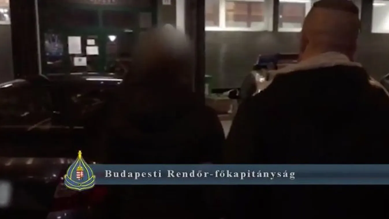 Vevők bankkártyájával vásárolgatott a pesti pénztáros