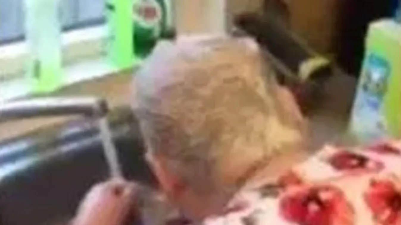 Jó, oké, vicces, de miért a mosogatóba tetszik hajat mosni?