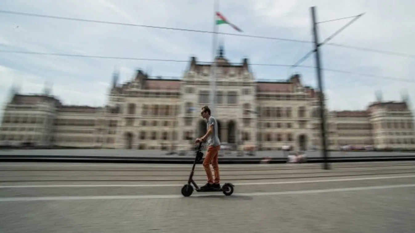 Rolleresek, figyelem! Hamarosan tilos lesz rollerezni a Kossuth téren