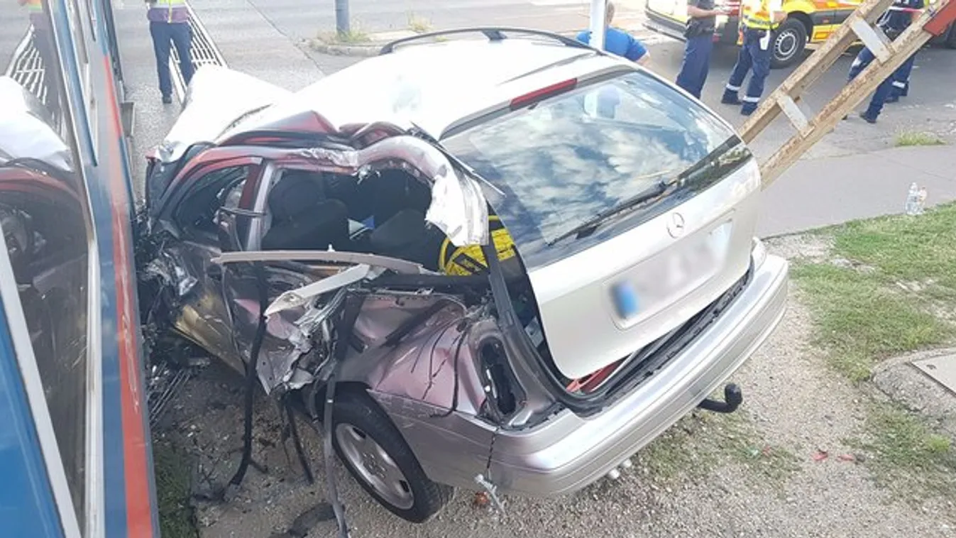 Vonat gyűrt maga alá egy autót a XVIII. kerületben - fotók