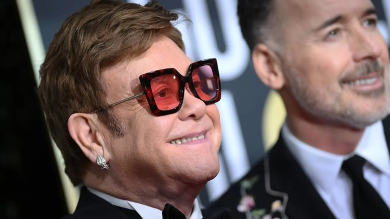 Látta már Elton Johnt Elvisnek öltözve zongorázni? Ha nem, itt az ideje – videó