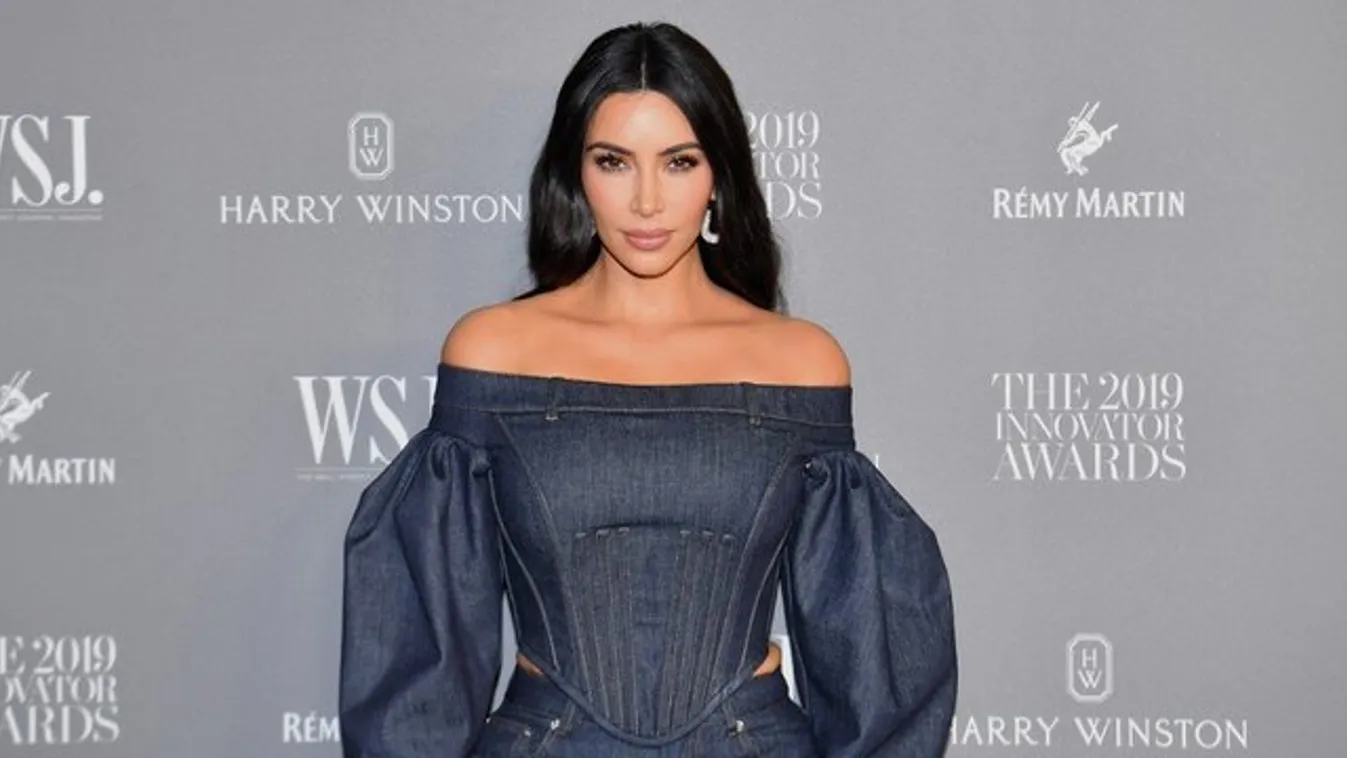 Ilyen, amikor Kim Kardashian tűsarkúban rollerezik – kihagyhatatlan képek