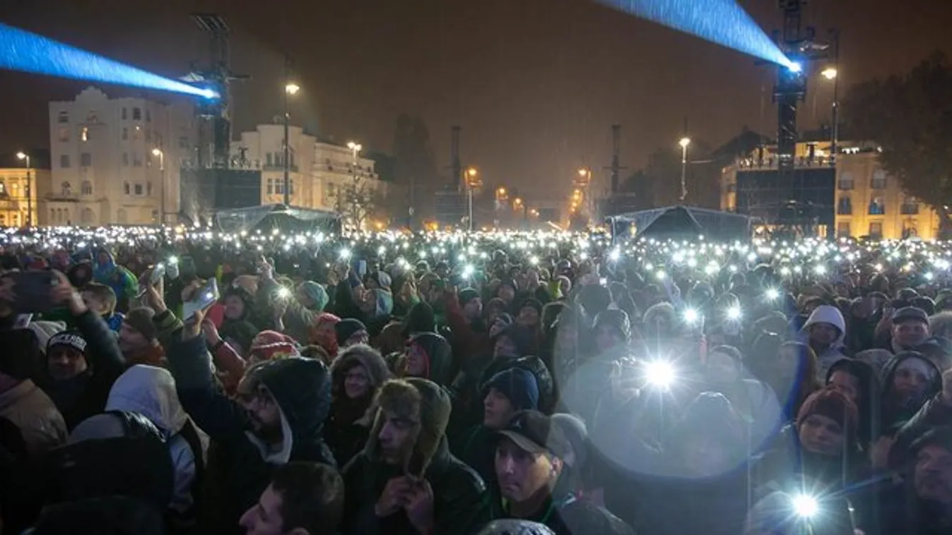 Esernyőkkel tombolt a hatalmas tömeg Sting és Shaggy koncertjén