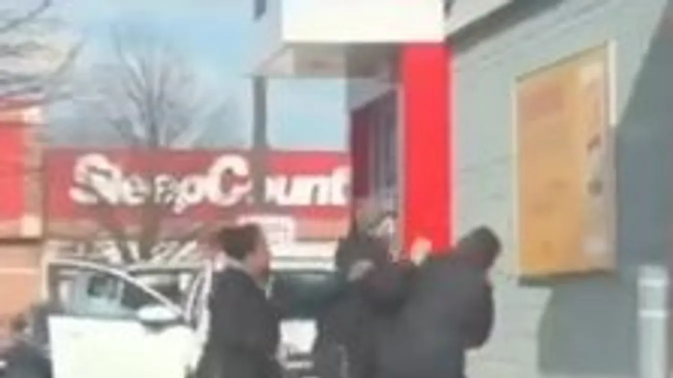 Ez a nő olyan dolgot művelt a mekiben, hogy tömegverekedés alakult ki – Videó