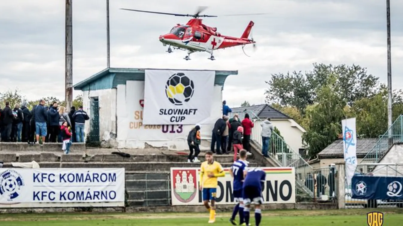 Rossz volt nézni, behorpadt a koponyája – mentőhelikopter vitte el a focistát a komáromi pályáról