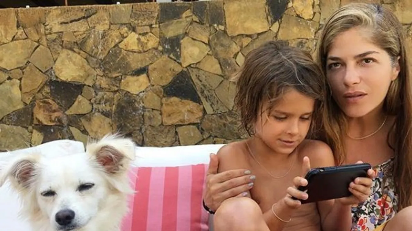 Nagyon anyás Selma Blair fia