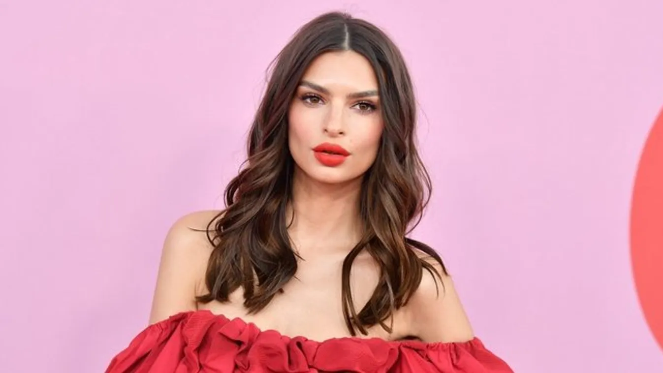 Ismét mellvillantós mikrobikinibe bújt Emily Ratajkowski - fotók