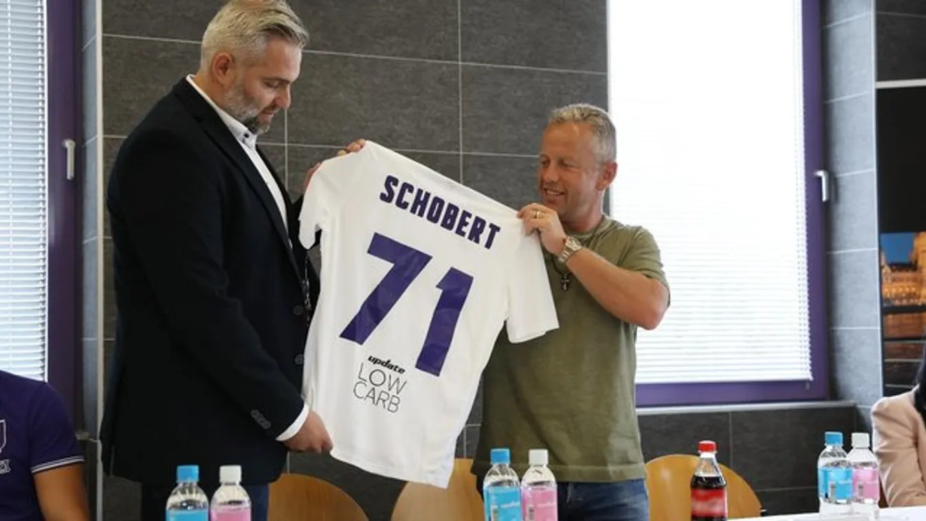 Schoberték betörnek a focibizniszbe