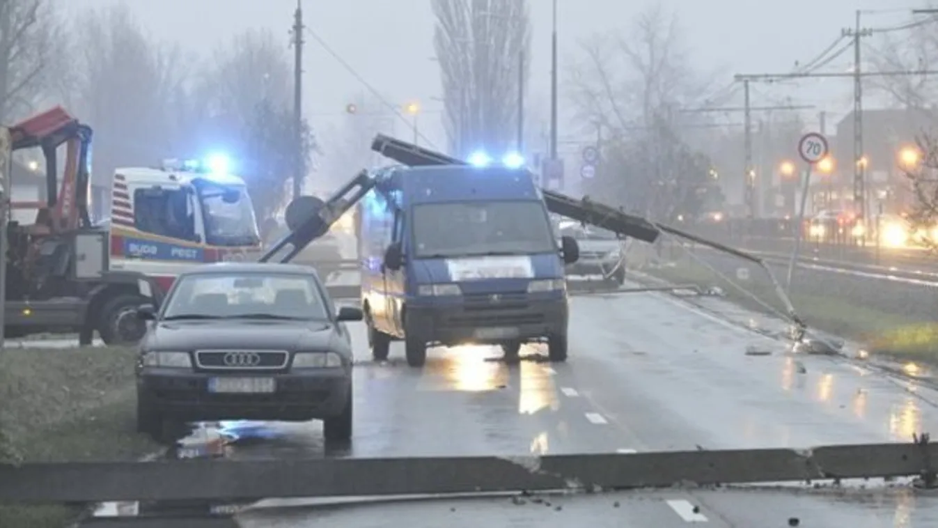 Öt villanyoszlop dőlt ki Soroksáron egy autóbalesetben