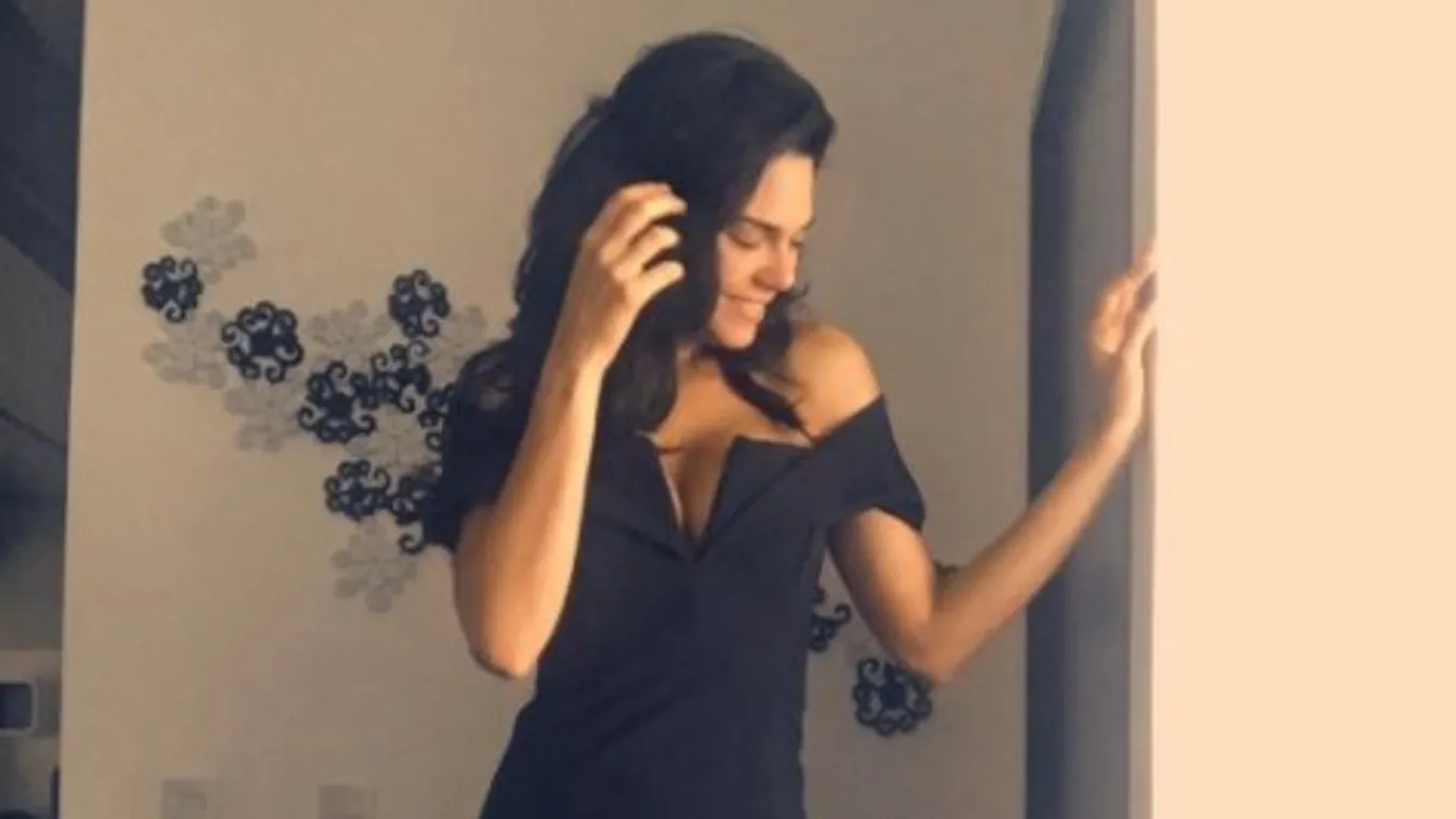 Livia már büszkén vetkőzik - fotó