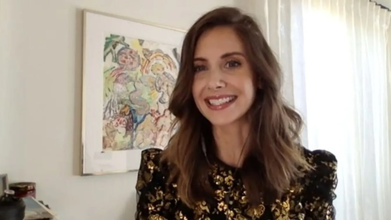 Kínos: bepisilt Alison Brie a Reklámőrültek forgatása alatt