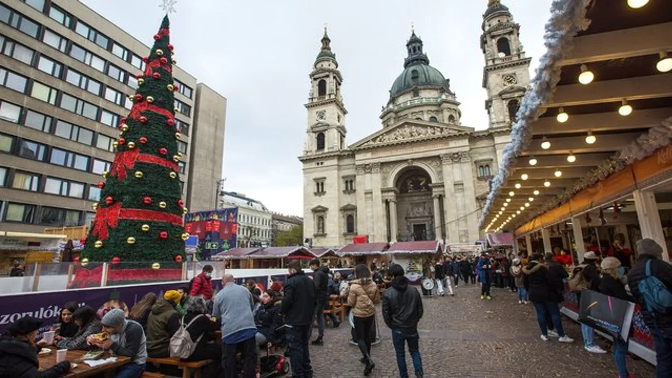 Egy év kihagyás után újra megnyílt az Adventi és Karácsonyi Vásár a Vörösmarty téren