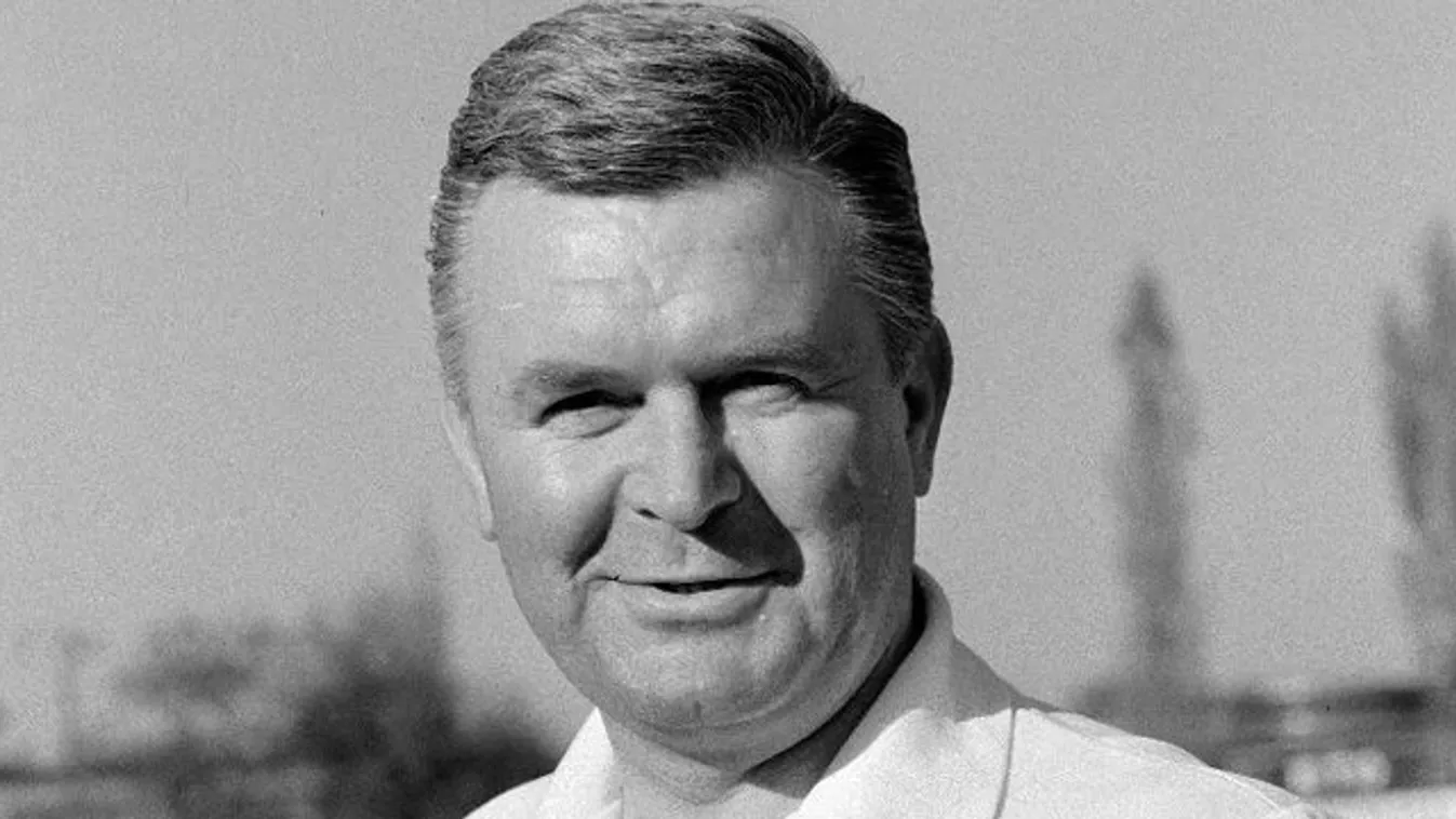 Félmillióért árulják a legendás focista rádióját