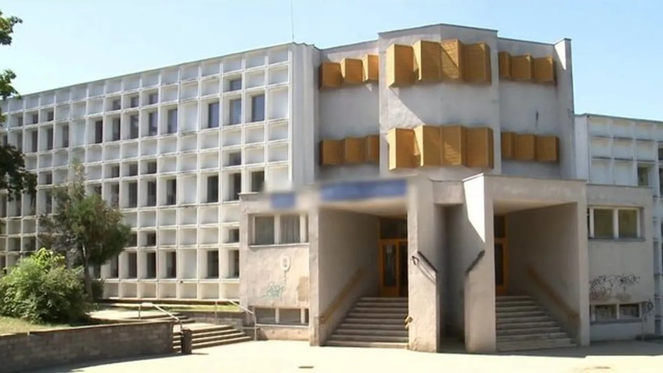 Sikítva menekültek a diáklányok a pécsi iskola vécéjéből, a tanárok azonnal rendőrt hívtak - 18+