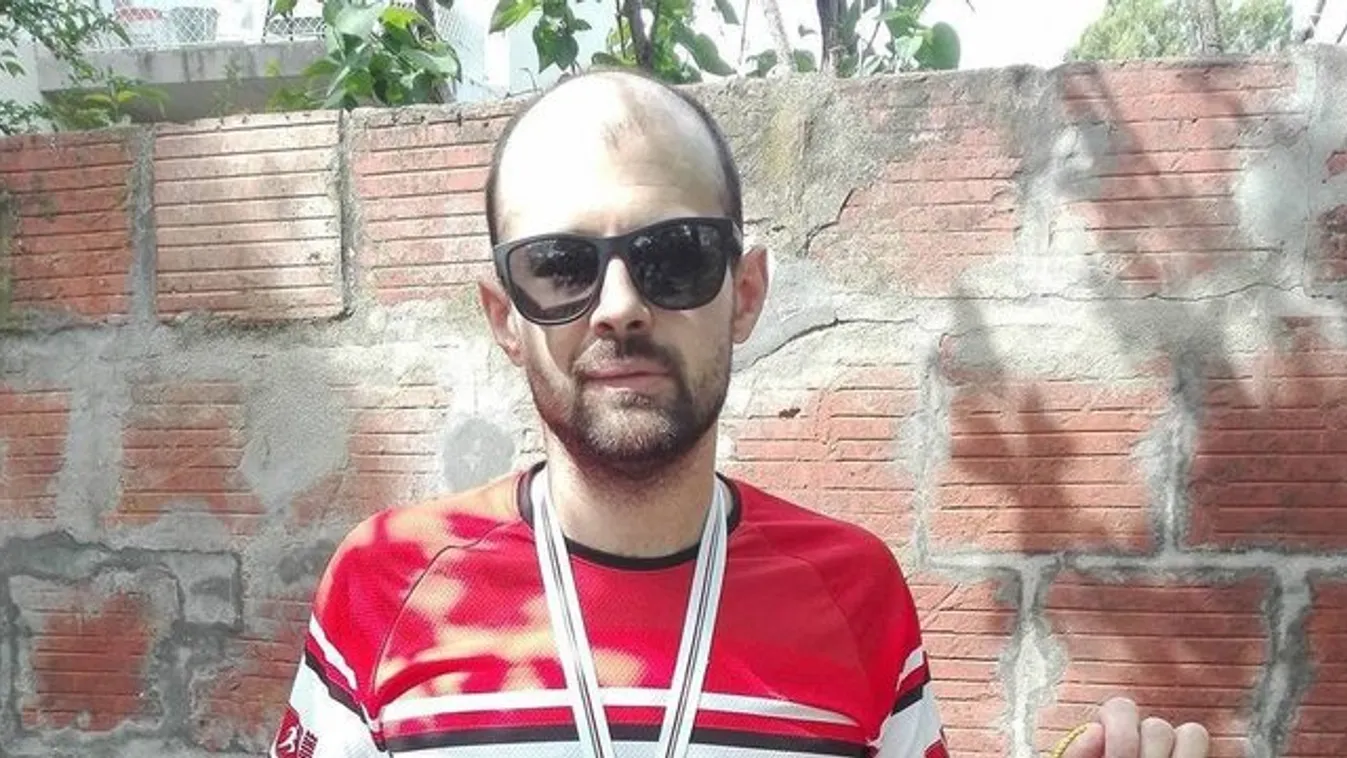 Anyósa kertjében futotta le a maratont Bence