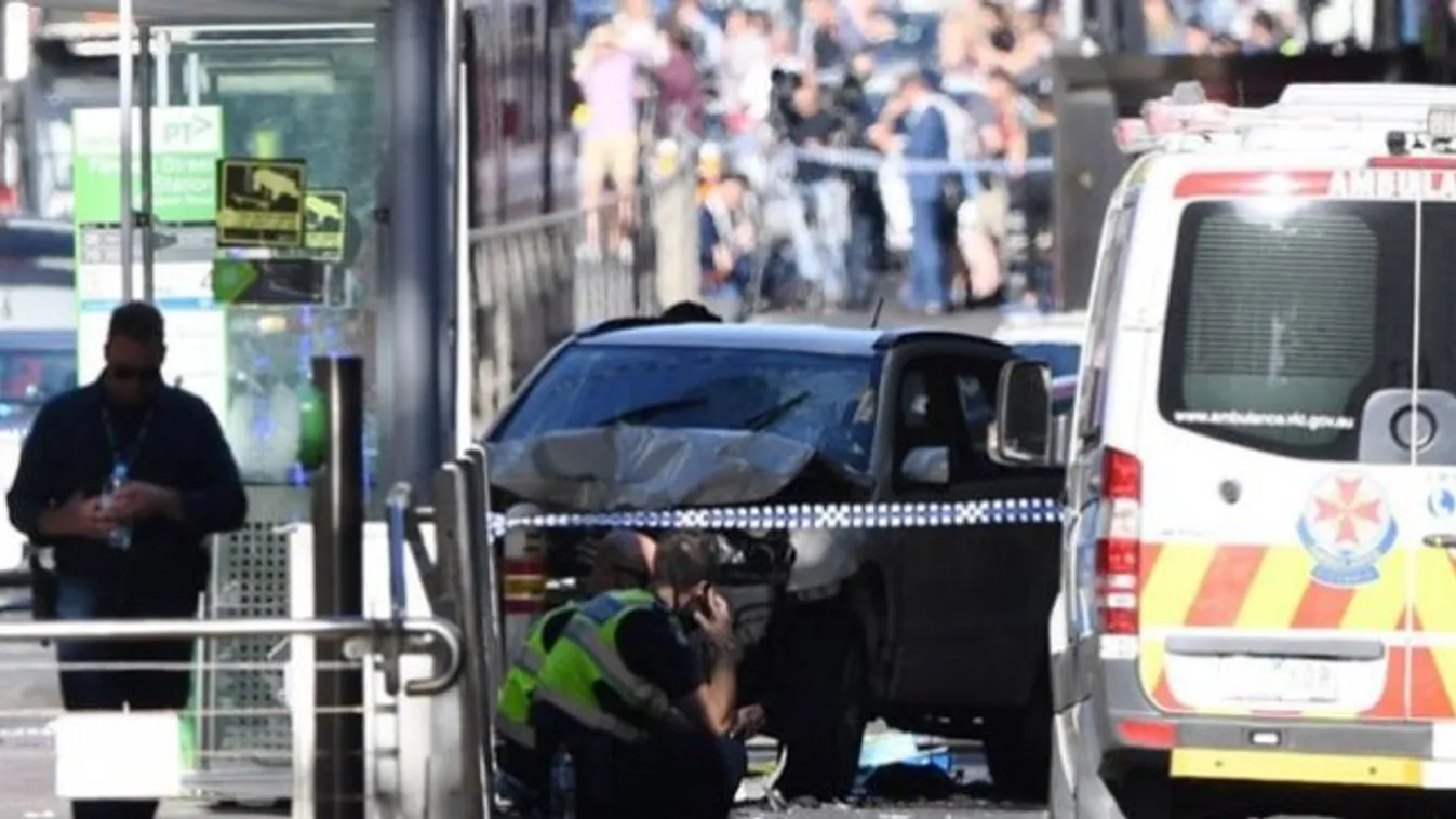 Tömegbe hajtott egy autós Melbourne-ben - sokkoló fotók