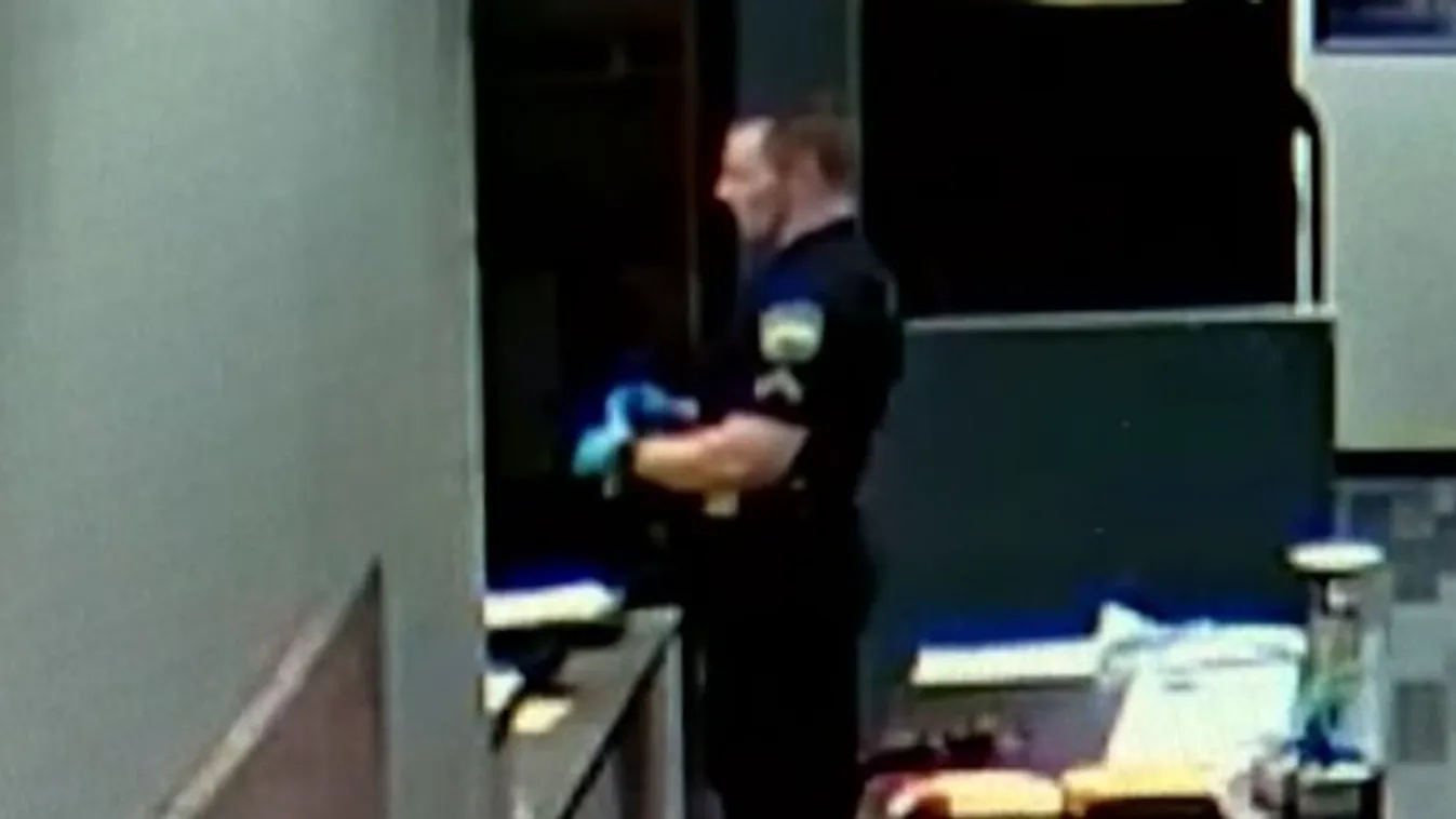 Épp csak hozzáért a lefoglalt droghoz a rendőr, pár másodperc múlva ájultan esett össze – videó