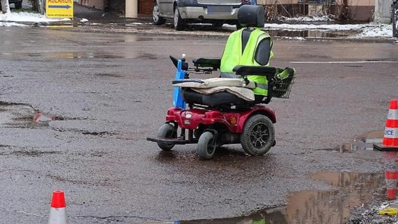 Terepjáróval ütközött a kerekesszékes férfi Szegeden, súlyosan megsérült