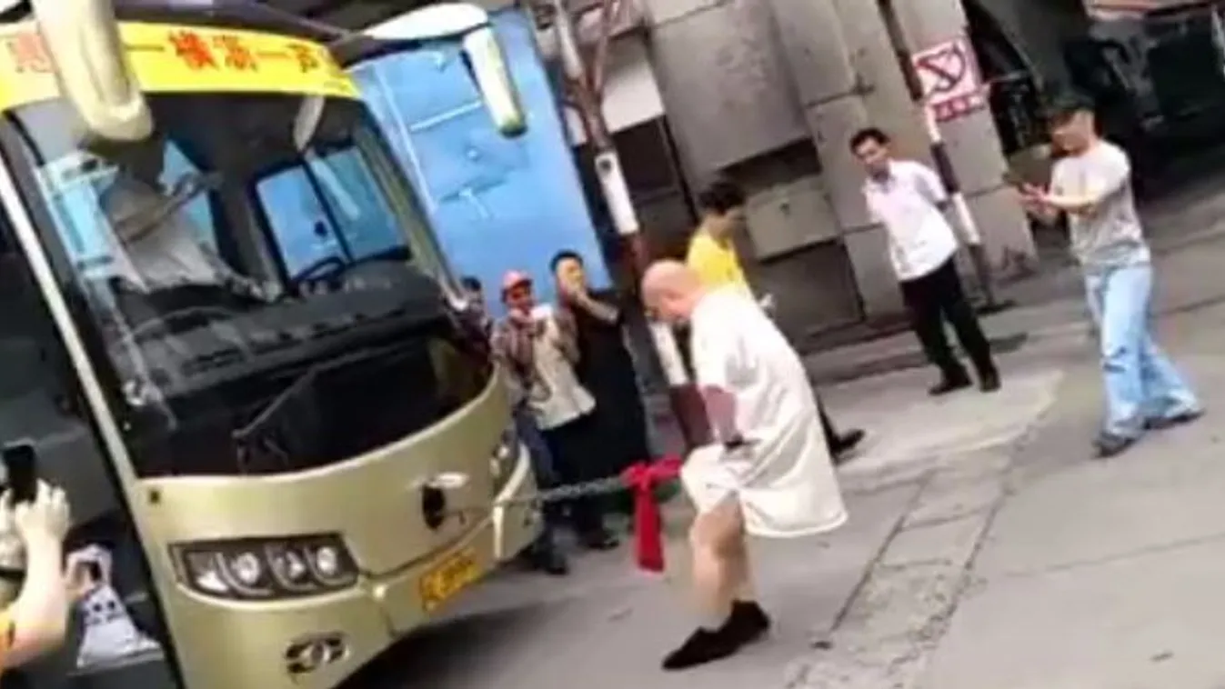 Ne csinálja utána: péniszével húzott el egy buszt - videó