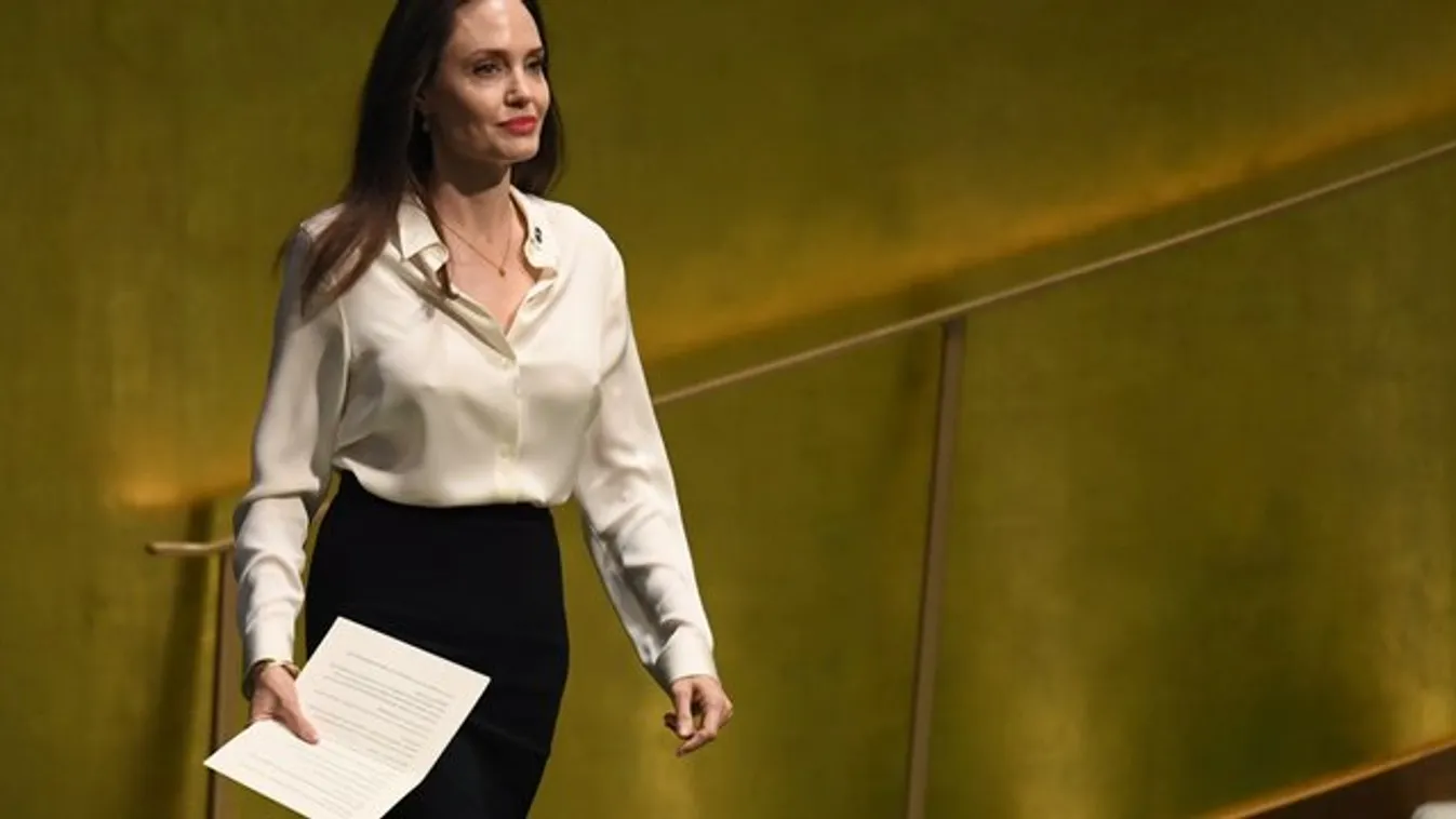 Angelina Jolie bepasizott