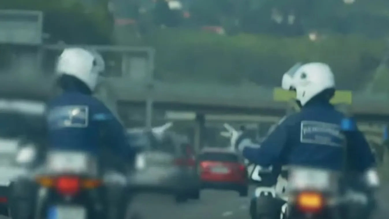 Fegyelmit indítottak az autópályán kő-papír-ollót játszó motoros rendőrök ellen – videó