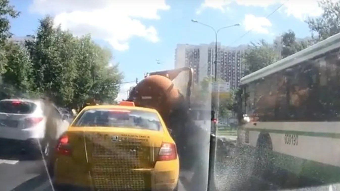 Kifingott egy szippantós autó a fővárosban – videó