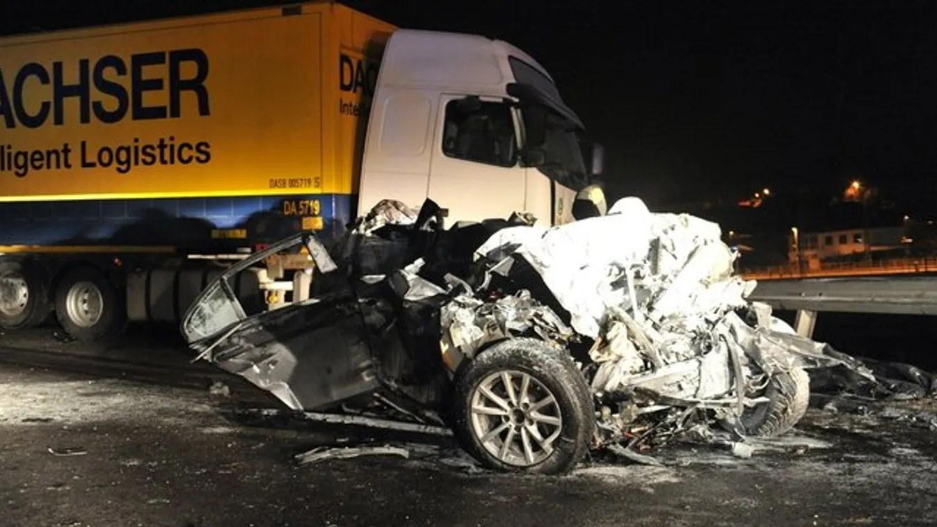 Horror baleset: összeütközött egy személyautó és egy kamion a Bécsi úton – fotók