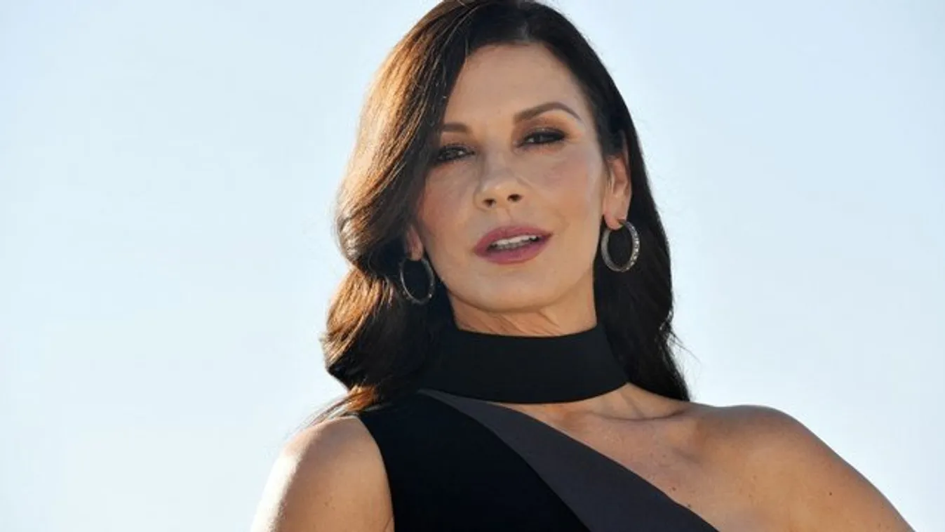 Mikor kezdtem el sminkben zuhanyozni? Meztelen fotóval nosztalgiázott Catherine Zeta-Jones