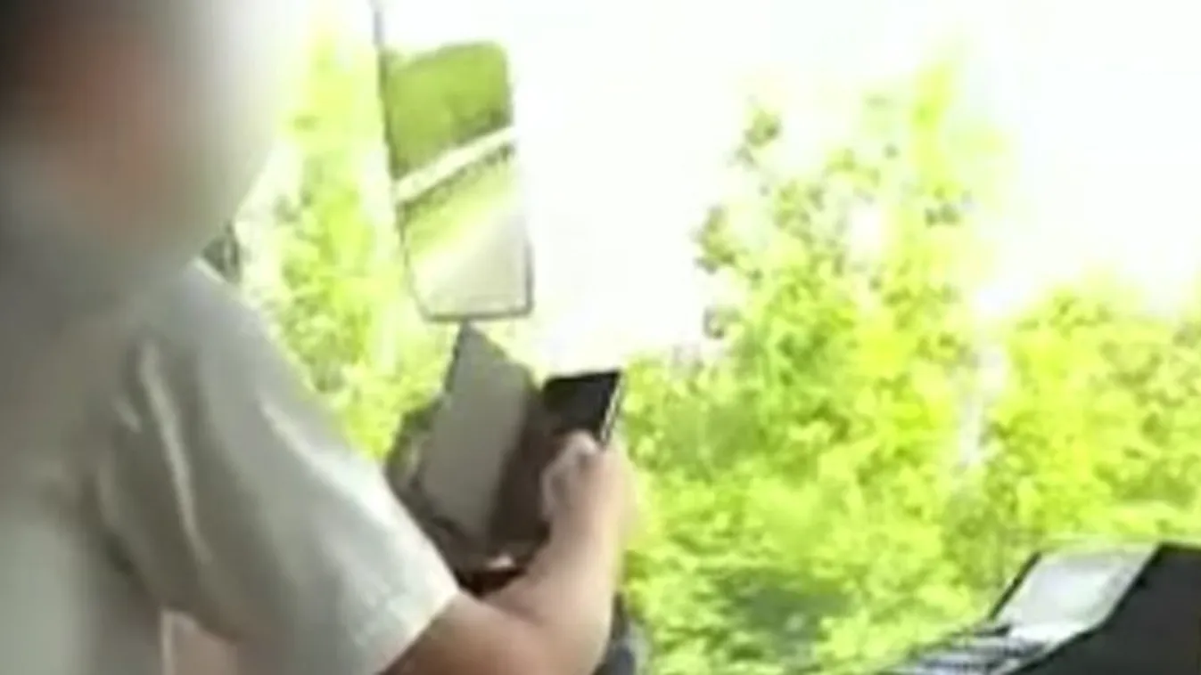 Így mobilozott a buszsofőr Győr felé vezetve - videó