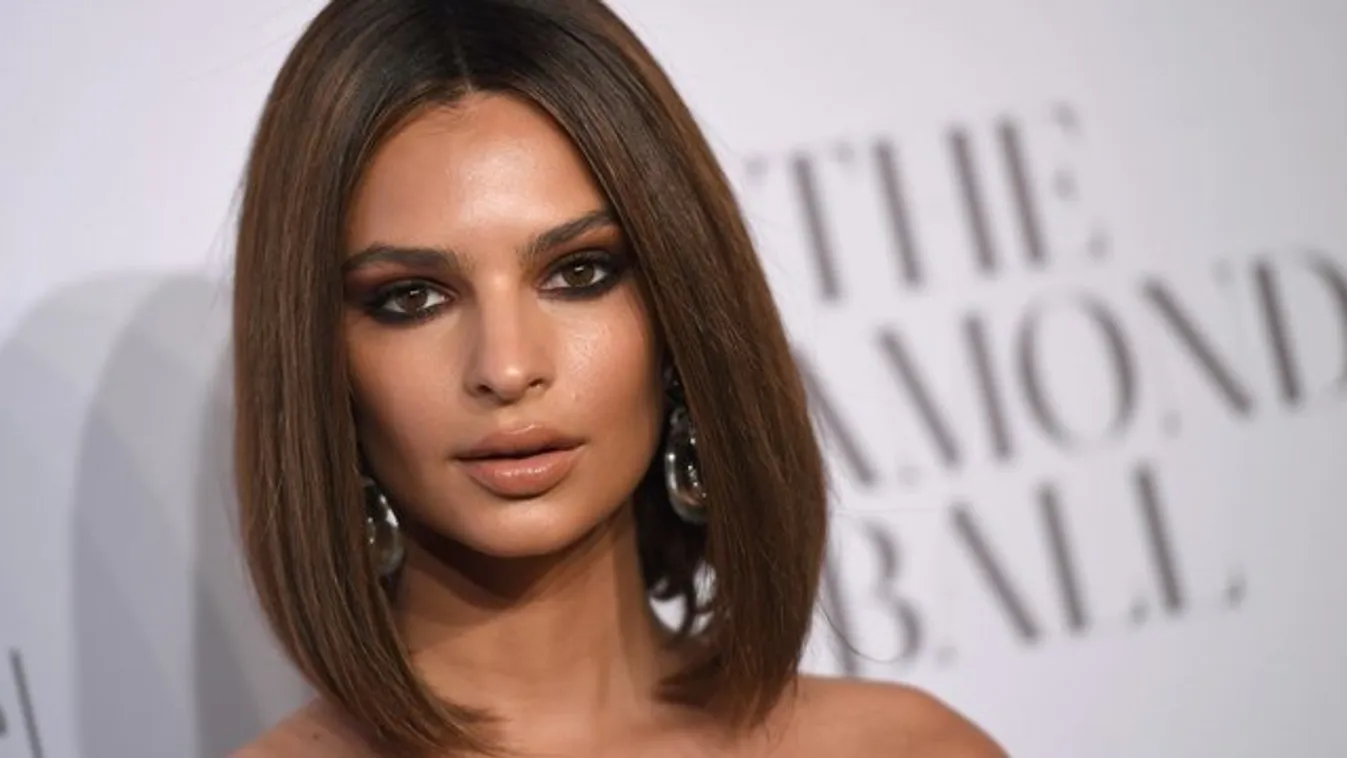 Ezen a képen egyébként Emily Ratajkowski mellei mellett van egy citrom is – fotó