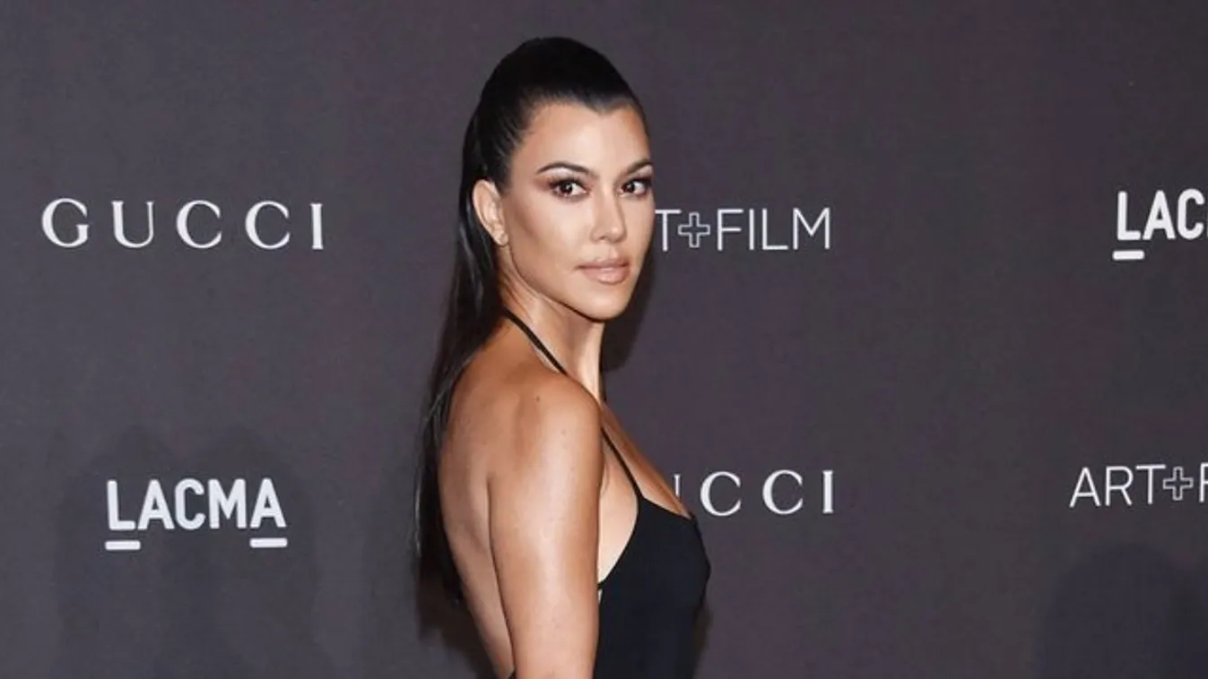Kourtney Kardashian felsője olyan, mintha egy medve szaggatta volna szét – de legalább sokat mutat – fotó