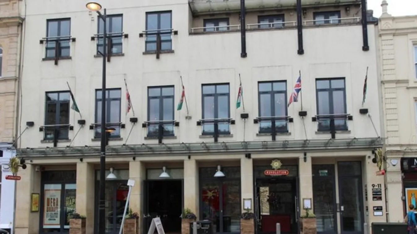 A táncolók szeme láttára lovagolt a barátján a diszkóban (18+)