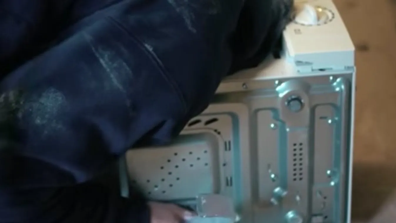 Ez a férfi egy mikróba betonozta a fejét, de tényleg – videó