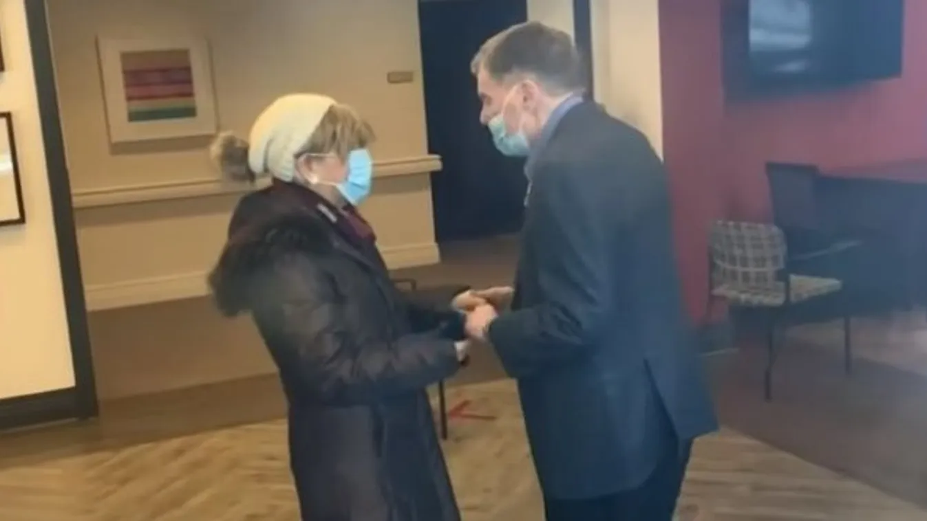 Megszakad a szív: Egy év után először találkozott az idős házaspár - A koronavírus szakította szét őket – videó