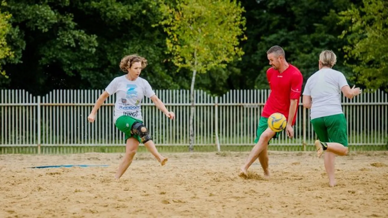 Világrekord: 5 óra 35 percet strandfociztak Telek Manciék
