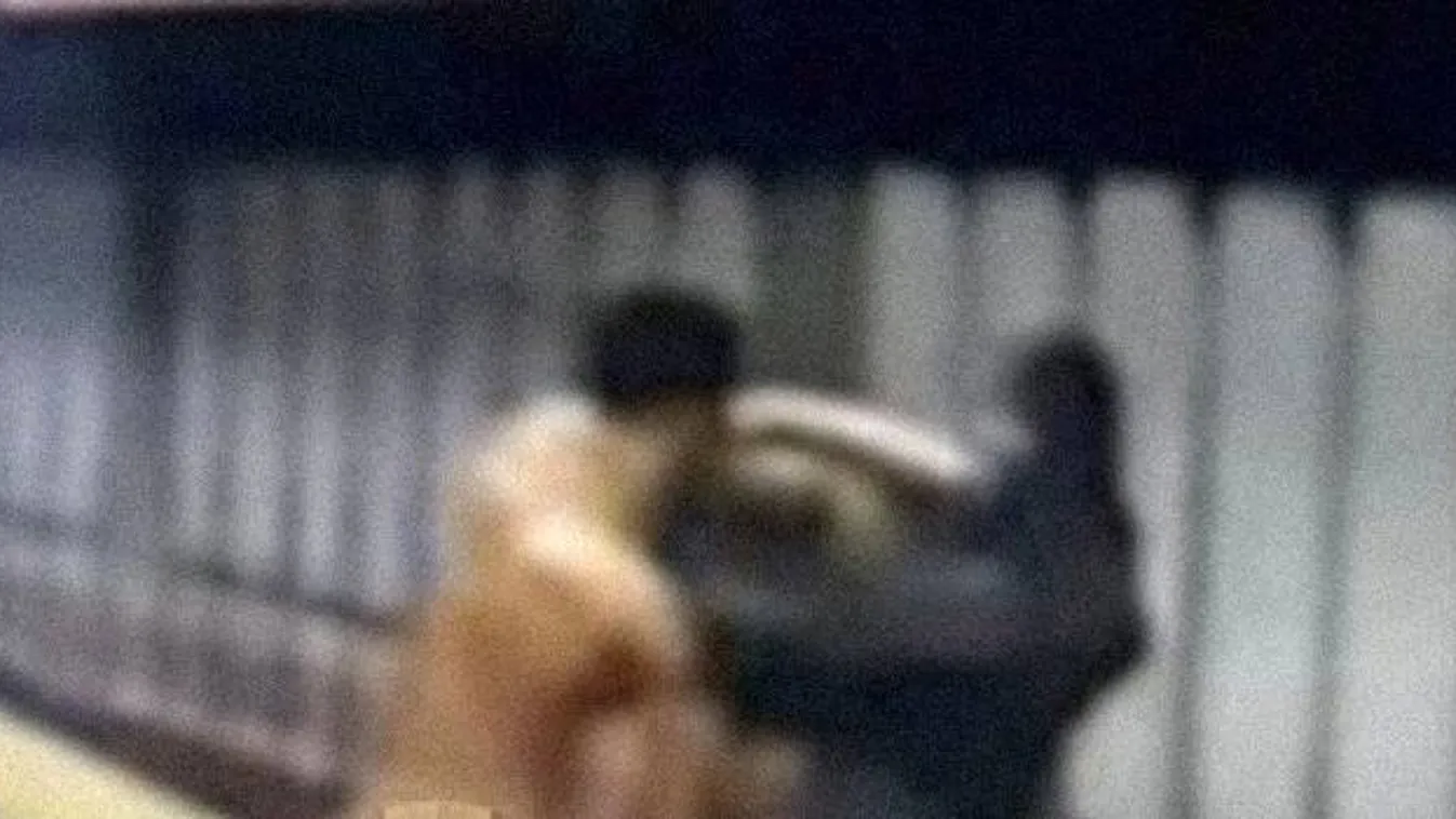 Meztelen férfi őrjöngött a metróban  – videó