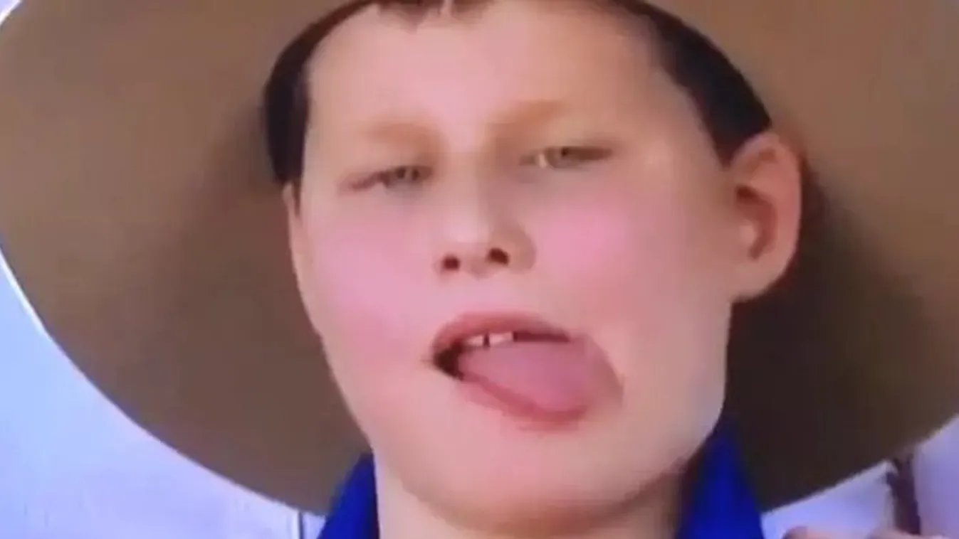 Azt hitte, senki sem veszi észre – Két legyet is felfalt élő adásban a kissrác – videó