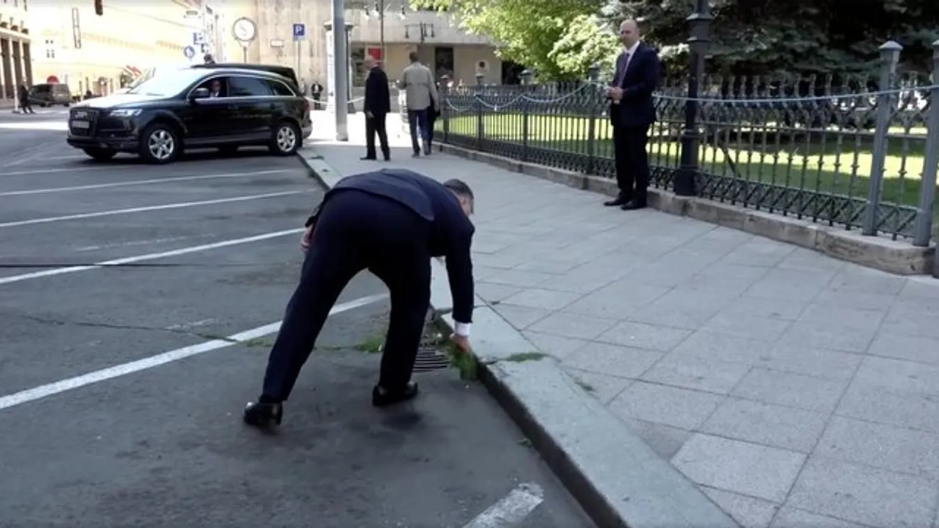 Puszta kézzel bánt el a gazzal Orbán Viktor – videó