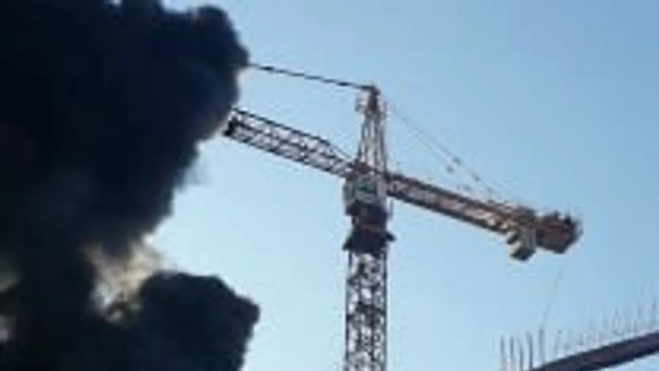 Bréking! Hatalmas lángokba borult egy 13. kerületi épülő ház, egy kezelő bent rekedt egy daruban  – videó