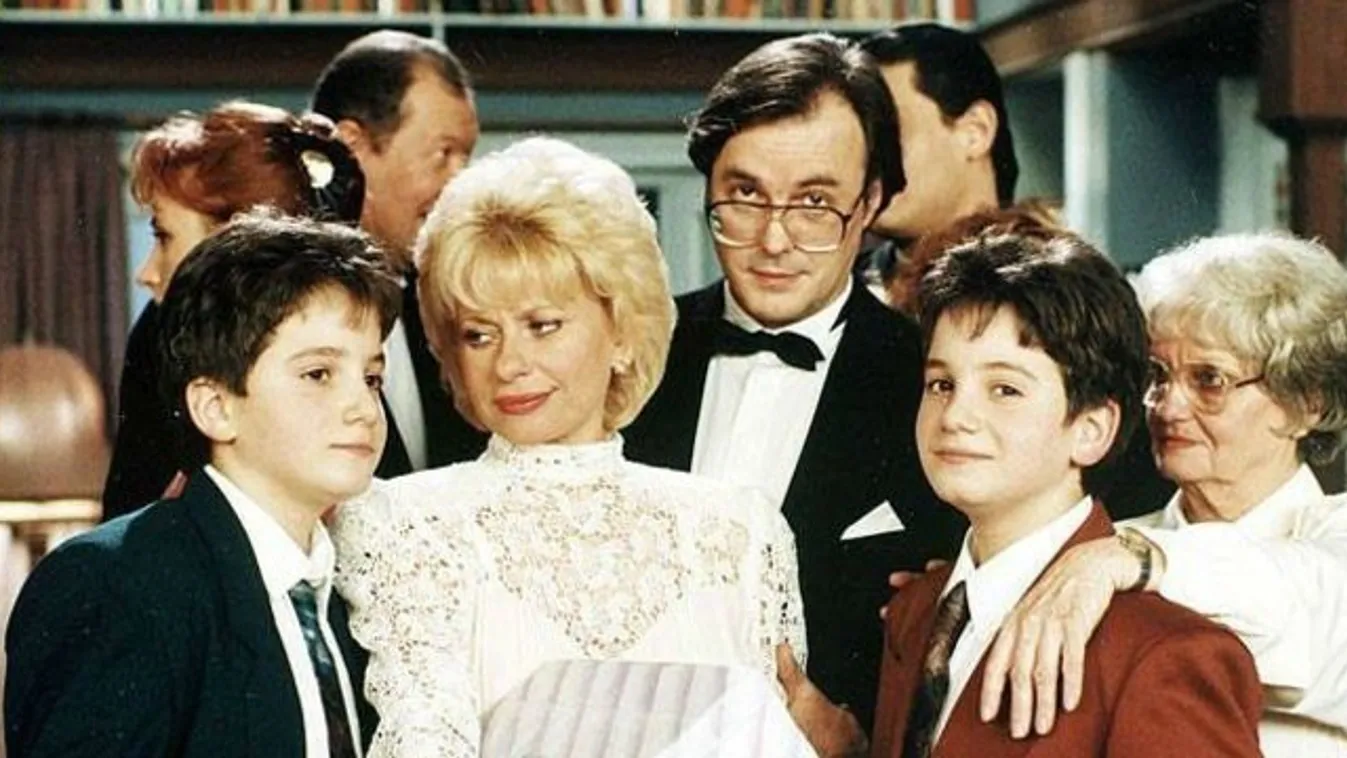 22 éve ért véget a legendás sorozat: a mai napig összejárnak a Família Kft. sztárjai