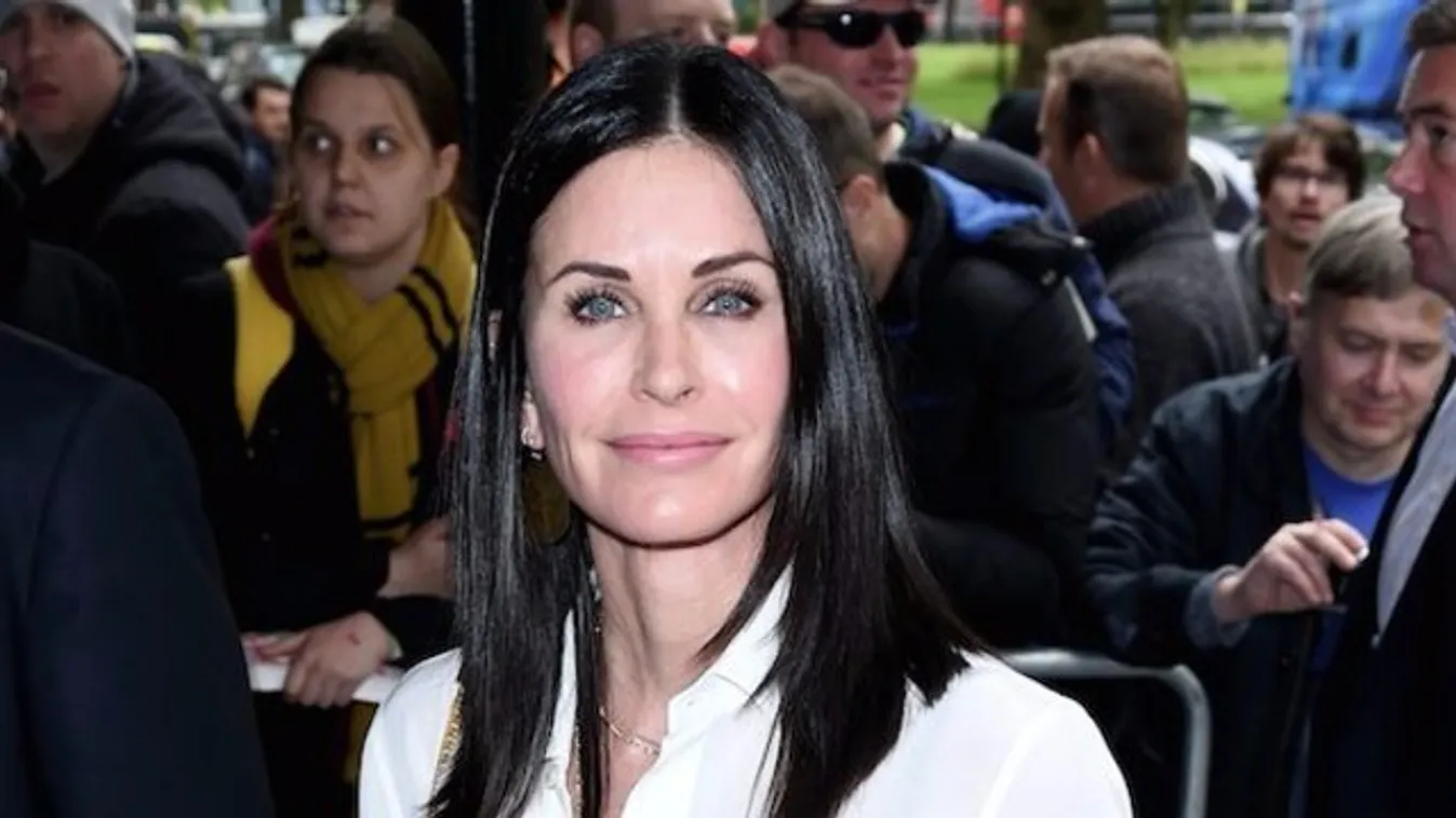 Courteney Cox kidobta az összes plasztikai sebész számát