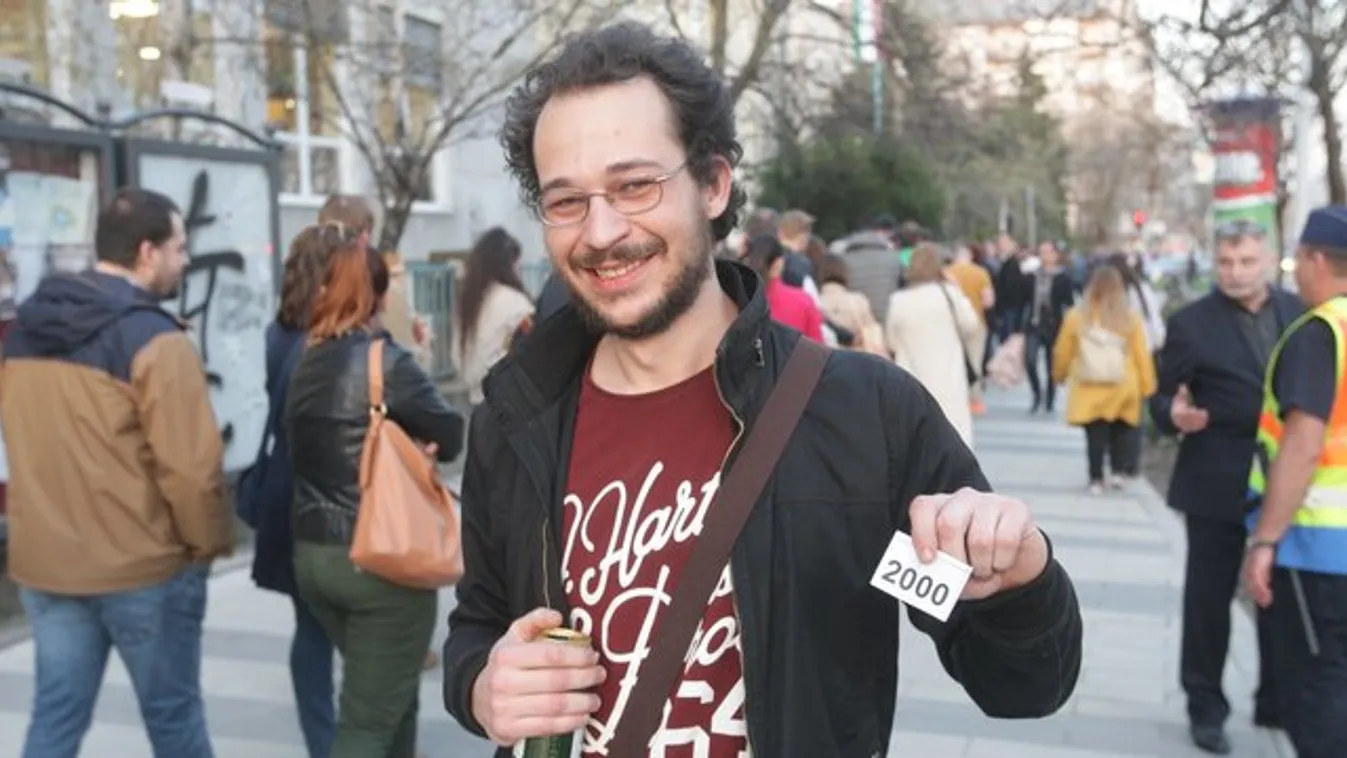 Képregénnyel üti el az utolsó szavazó az időt a Bocskai útnál