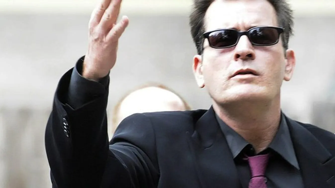 Halottnak hitte a vendégeit Charlie Sheen