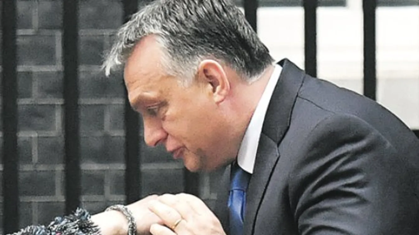Orbán eljátszotta a kézcsókot - fotó