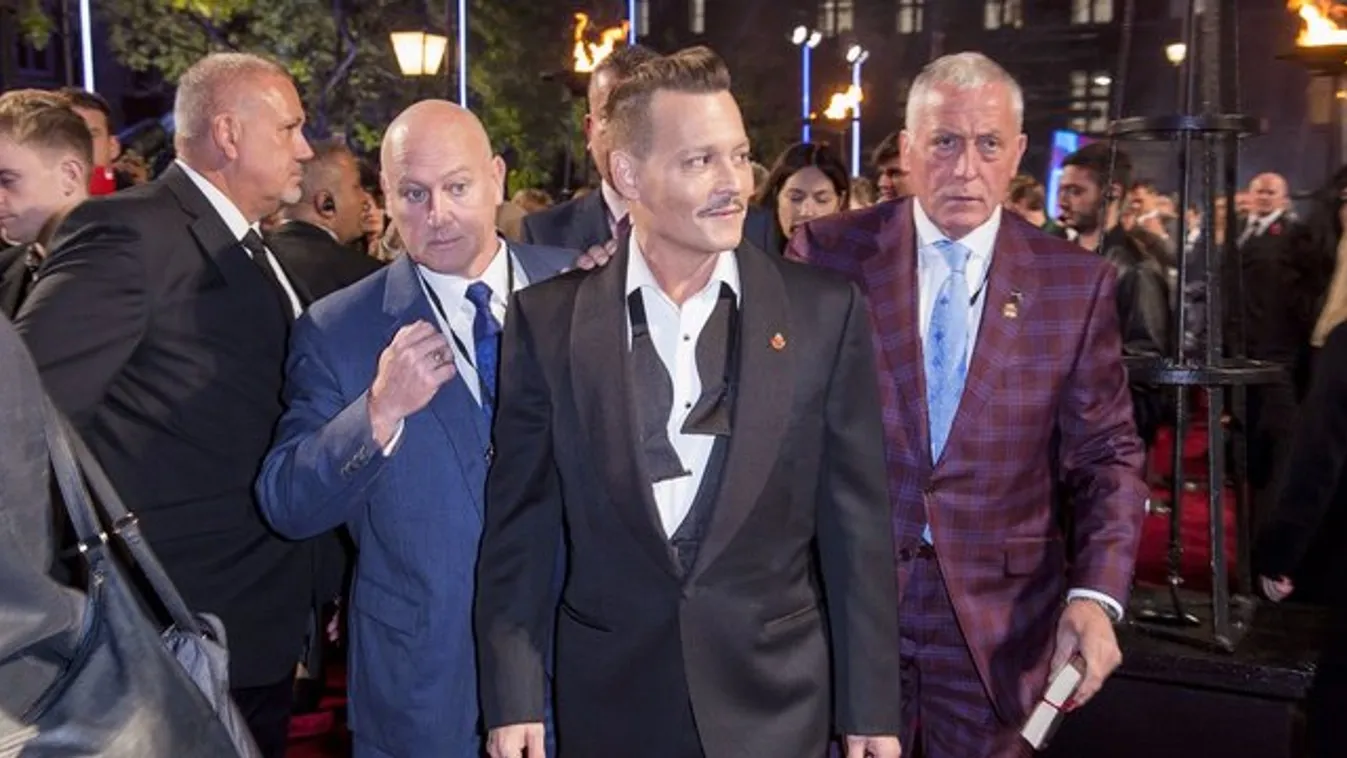 Kutyaharapást szőrével: piásan ment a premierjére Johnny Depp