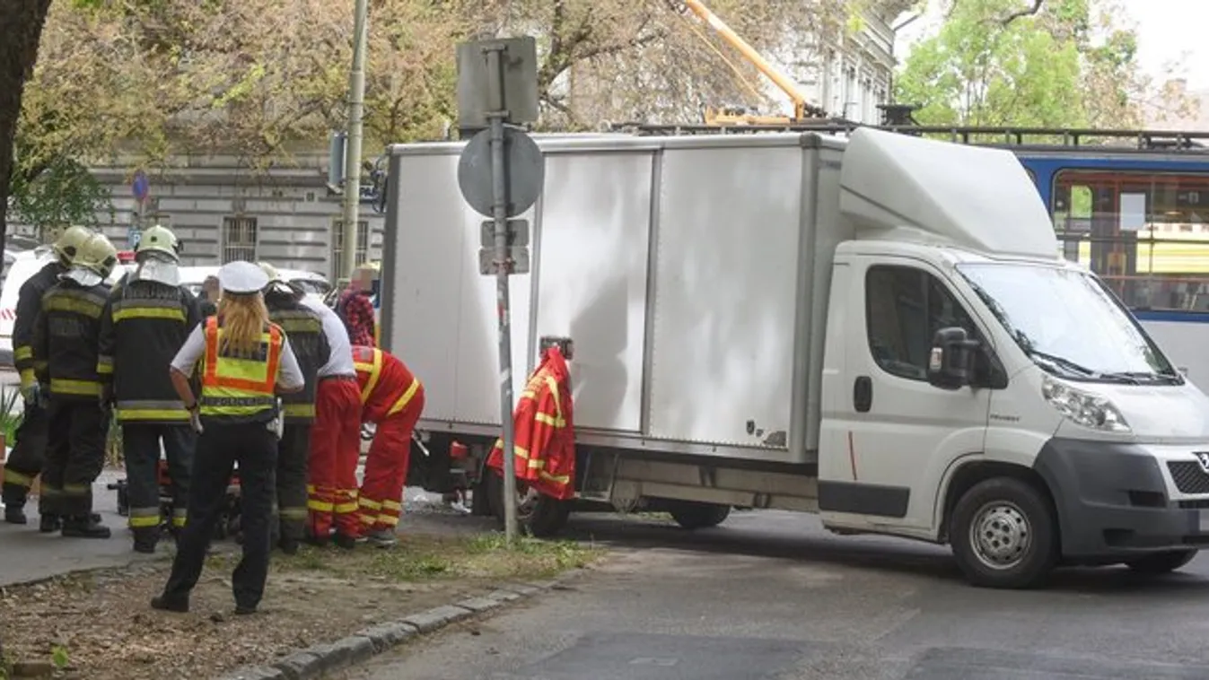 Életét vesztette a férfi, akit a villamossal ütköző kisteherautó gázolt el